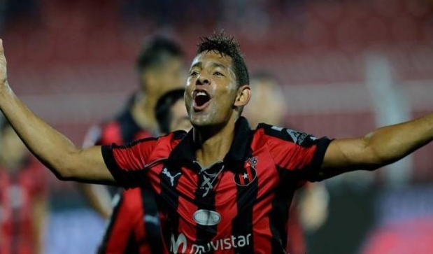 Le goleador du tournoi Armando Alonso offre 3 points à la LDA