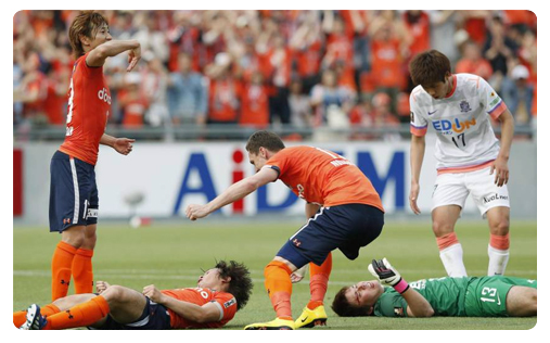 Takamitsu Tomiyama et Takuya Masuda au sol finiront à l'hôpital