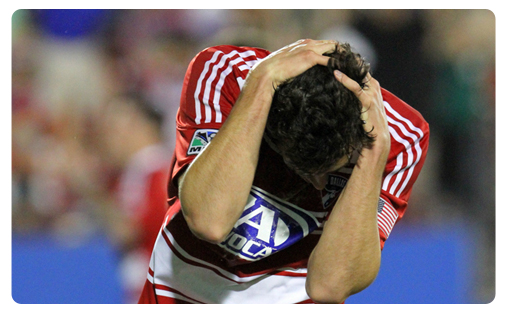 Georges John vient de marquer et fête ça en prenant une bouteille en pleine tête