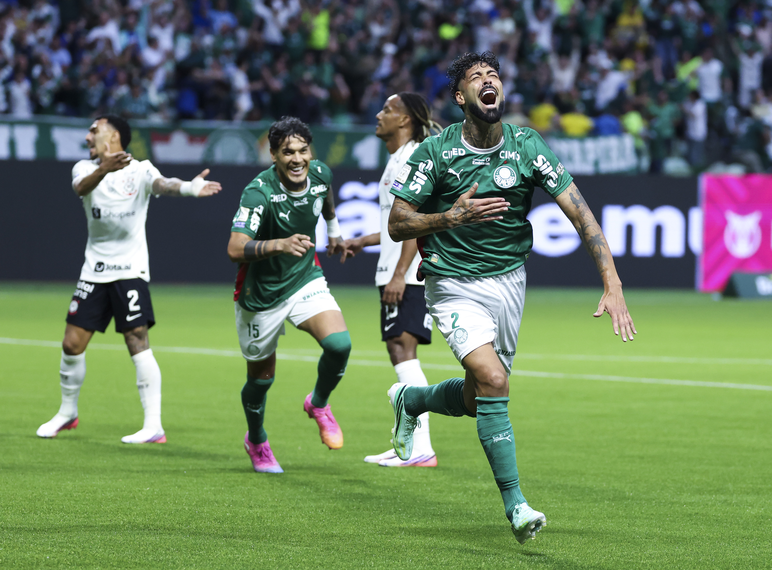Alexander Barbosa célèbre son but avec Palmeiras